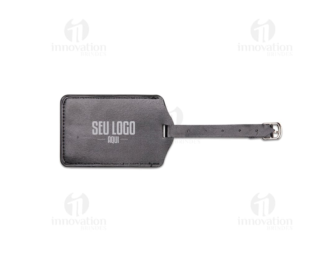 Identificador de Bagagem preto feito de couro, com fecho e interior vazio para inserir informações. Com design compacto e