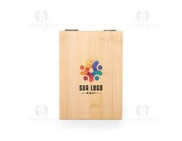 Kit vinho 2 peças em uma caixa de papelão marrom. A embalagem é de carton corrugado e contém um objeto de madeira em forma de