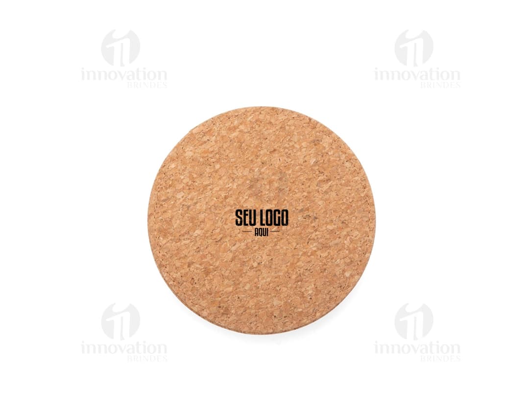 Imagem de um produto chamado Kit Vinho 4 Peças. A foto mostra um conjunto de acessórios para vinho em um fundo marrom