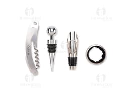 Imagem de um produto chamado Kit Vinho 4 Peças. A foto mostra um conjunto de acessórios para vinho em um fundo marrom