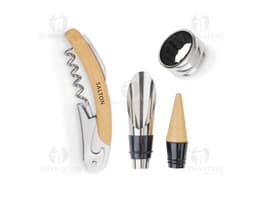 Kit Vinho em metal prateado, com acabamento em couro marrom. Inclui abridor de garrafas, cortador de lacres e tampa de metal.