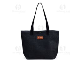 Bolsa de palha trançada preta com detalhes em couro, fecho de metal com cadeado, alça de mão e alça de ombro ajustável. Ideal