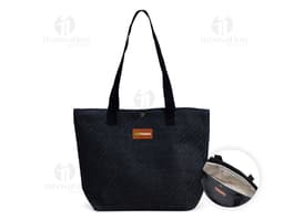 Bolsa de palha trançada preta com detalhes em couro, fecho de metal com cadeado, alça de mão e alça de ombro ajustável. Ideal