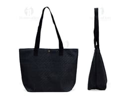 Bolsa de palha trançada preta com detalhes em couro, fecho de metal com cadeado, alça de mão e alça de ombro ajustável. Ideal