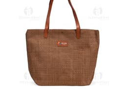 Bolsa de palha trançada marrom, elegante e moderna, com alça de couro, fecho de zíper, detalhes em metal, design vazado, e