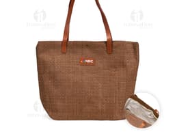 Bolsa de palha trançada marrom, elegante e moderna, com alça de couro, fecho de zíper, detalhes em metal, design vazado, e