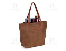 Bolsa de palha trançada marrom, elegante e moderna, com alça de couro, fecho de zíper, detalhes em metal, design vazado, e