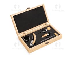 Kit Vinho 5 Peças em uma caixa de madeira envelhecida, com fecho de fivela de metal. Na caixa, há um papel em branco para