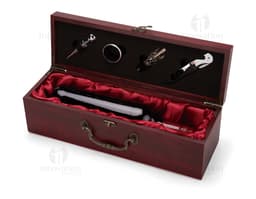 Kit de vinho contendo 4 peças: um saco, uma caixa, uma carteira e uma caixa de lápis feita de couro e plástico. Inclui também