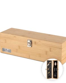 Caixa de madeira vintage com diversos itens para kit de vinho, como tábua de corte, caixa de papelão, embalagens vazias e blocos de madeira.
