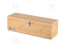 Caixa de madeira vintage com diversos itens para kit de vinho, como tábua de corte, caixa de papelão, embalagens vazias e
