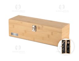 Caixa de madeira vintage com diversos itens para kit de vinho, como tábua de corte, caixa de papelão, embalagens vazias e