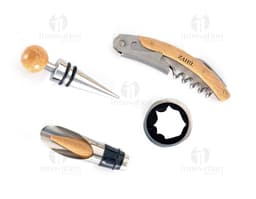 Caixa de madeira vintage com diversos itens para kit de vinho, como tábua de corte, caixa de papelão, embalagens vazias e