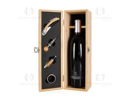 Caixa de madeira vintage com diversos itens para kit de vinho, como tábua de corte, caixa de papelão, embalagens vazias e