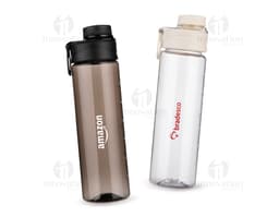 Garrafa plástica de 700ml transparente, vazia e com tampa prateada.
