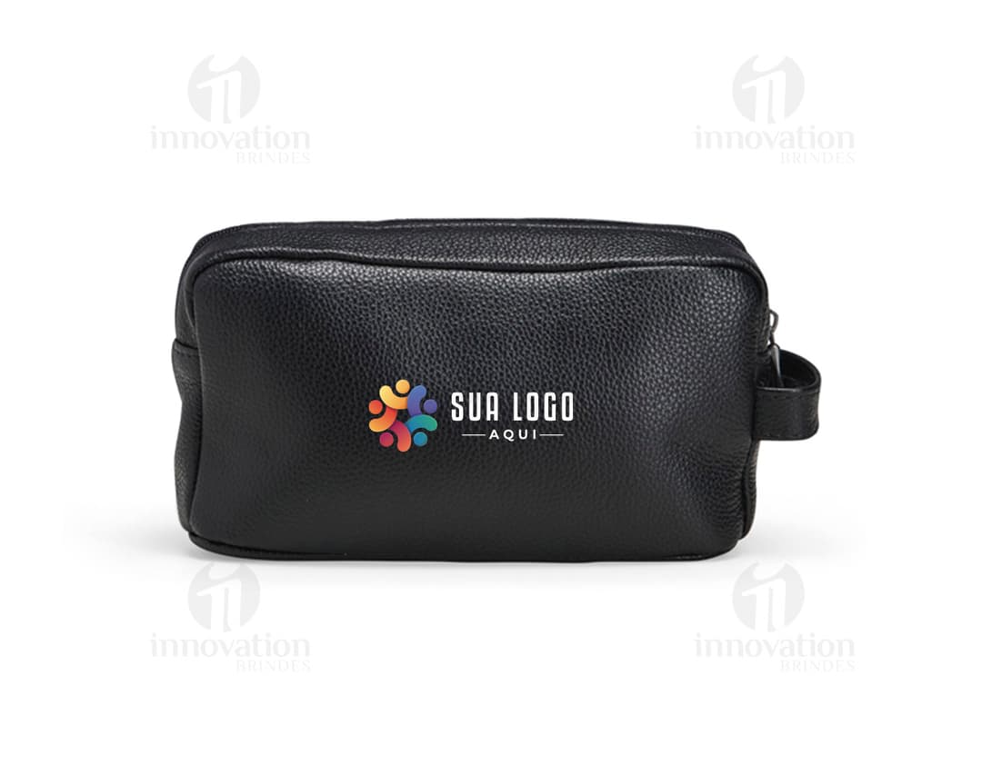 Necessaire em couro preto, utilizada para guardar dinheiro, cartões, equipamentos eletrônicos e objetos pessoais. Ideal para