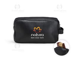 Necessaire em couro preto, utilizada para guardar dinheiro, cartões, equipamentos eletrônicos e objetos pessoais. Ideal para