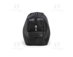 Necessaire em couro preto, utilizada para guardar dinheiro, cartões, equipamentos eletrônicos e objetos pessoais. Ideal para