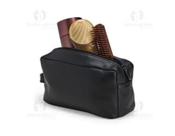 Necessaire em couro preto, utilizada para guardar dinheiro, cartões, equipamentos eletrônicos e objetos pessoais. Ideal para