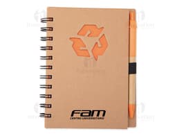 Caderno ecológico com caneta sobre uma mesa de escritório, ao lado de um papel em branco, uma mensagem escrita, um objeto de