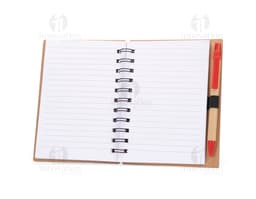 Caderno ecológico com caneta sobre uma mesa de escritório, ao lado de um papel em branco, uma mensagem escrita, um objeto de