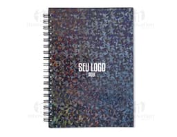 Caderno com capa holográfica e pauta, design moderno e colorido. Decorado com elementos gráficos e texturas criativas.
