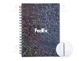 Caderno com capa holográfica e pauta, design moderno e colorido. Decorado com elementos gráficos e texturas criativas.