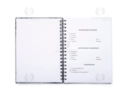 Caderno com capa holográfica e pauta, design moderno e colorido. Decorado com elementos gráficos e texturas criativas.