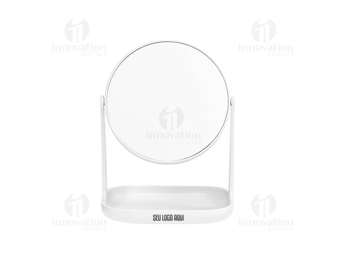 Espelho de mesa plástico em um ambiente de escritório moderno, ao lado de um mouse de computador e um teclado. A superfície