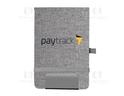 Mini Caderno marrom de couro, aberto, com página em branco. Ao lado, um pen drive, um chaveiro, um diário preto e um celular.