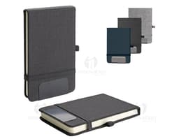 Mini Caderno marrom de couro, aberto, com página em branco. Ao lado, um pen drive, um chaveiro, um diário preto e um celular.