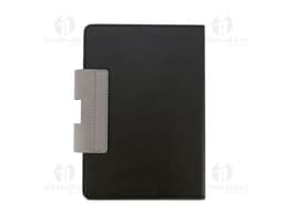 Notebook preto aberto, com teclado e tela exibindo ícones e botões. Ao lado, uma agenda A5 com capa dura em PU, destacando-se