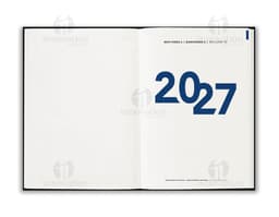 Notebook preto aberto, com teclado e tela exibindo ícones e botões. Ao lado, uma agenda A5 com capa dura em PU, destacando-se