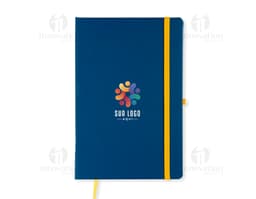 Notebook amarelo aberto com papel pautado em um escritório, ao lado de um modem, um telefone e um copo de bebida.