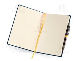 Notebook amarelo aberto com papel pautado em um escritório, ao lado de um modem, um telefone e um copo de bebida.