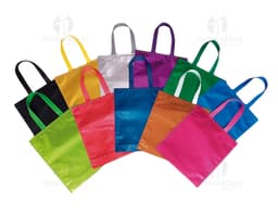 Sacola TNT Metalizado em tom de laranja com alças e detalhes em metal, ideal para presentes e compras no varejo.