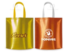 Sacola TNT Metalizado em tom de laranja com alças e detalhes em metal, ideal para presentes e compras no varejo.