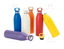 Garrafa Térmica de 750ml em um bar com diversas garrafas de bebidas alcoólicas, como vinho, vodka e cerveja. A garrafa é
