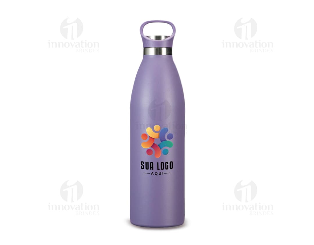 Garrafa Térmica de 750ml em um bar com diversas garrafas de bebidas alcoólicas, como vinho, vodka e cerveja. A garrafa é