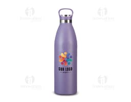 Garrafa Térmica de 750ml em um bar com diversas garrafas de bebidas alcoólicas, como vinho, vodka e cerveja. A garrafa é
