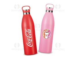 Garrafa Térmica de 750ml em um bar com diversas garrafas de bebidas alcoólicas, como vinho, vodka e cerveja. A garrafa é
