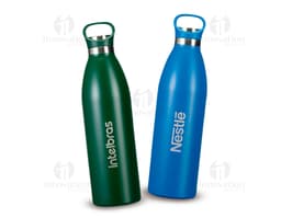 Garrafa Térmica de 750ml em um bar com diversas garrafas de bebidas alcoólicas, como vinho, vodka e cerveja. A garrafa é