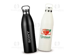 Garrafa Térmica de 750ml em um bar com diversas garrafas de bebidas alcoólicas, como vinho, vodka e cerveja. A garrafa é