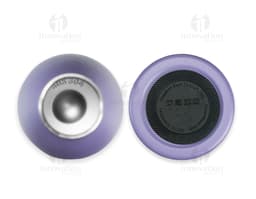 Garrafa Térmica de 750ml em um bar com diversas garrafas de bebidas alcoólicas, como vinho, vodka e cerveja. A garrafa é