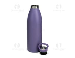 Garrafa Térmica de 750ml em um bar com diversas garrafas de bebidas alcoólicas, como vinho, vodka e cerveja. A garrafa é