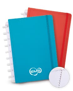 Caderno de Disco em branco com capa listrada amarela e textura de couro aberto em cima de uma pilha de papéis e notas, com um