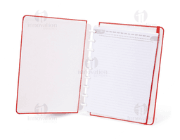 Caderno de Disco em branco com capa listrada amarela e textura de couro aberto em cima de uma pilha de papéis e notas, com um