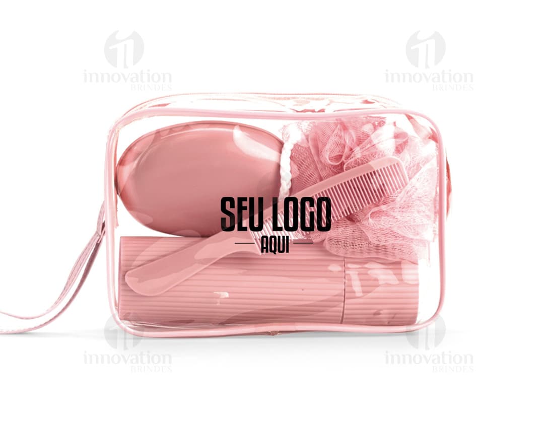 Kit Viagem 4 Peças contendo container, pencil box, bag e button. Os objetos são 3D e possuem um design moderno e colorido. O