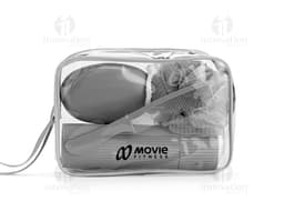 Kit Viagem 4 Peças contendo container, pencil box, bag e button. Os objetos são 3D e possuem um design moderno e colorido. O