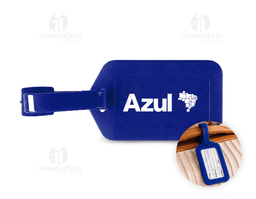 Tag identificador de bagagem em forma de plug colorido em plástico rosa, símbolo de saúde e cuidado, conceito de presente e